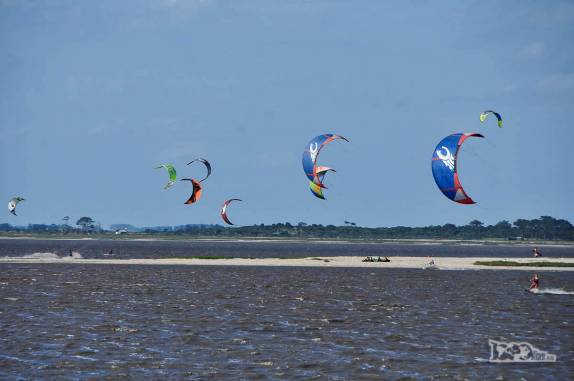 Um verdadeiro paraíso de kitesurfistas na Laguna Garzon, a meio caminho entre Punta del Este e La Pedrera, no litoral do Uruguai